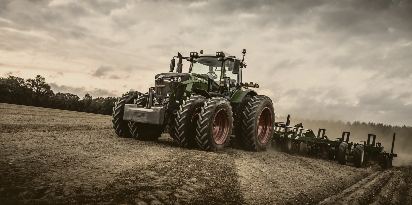 Fendt 900 Plowing Action